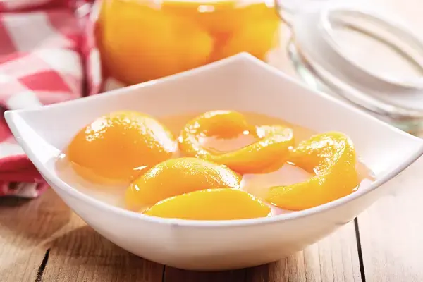 Nectarines pochées, brioche dorée